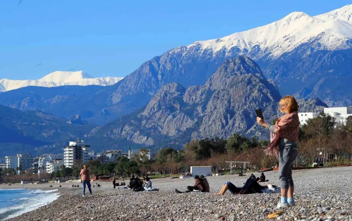 Antalya’da Güneşli Gün: Konyaaltı Sahili’ne Akın