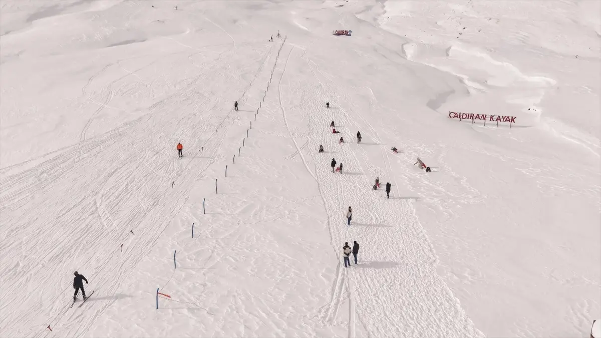 Çaldıran Kayak Merkezi Çocuklara Açıldı: Mevlan ve Devran Çınarağaç’ın Büyüleyici Performansları