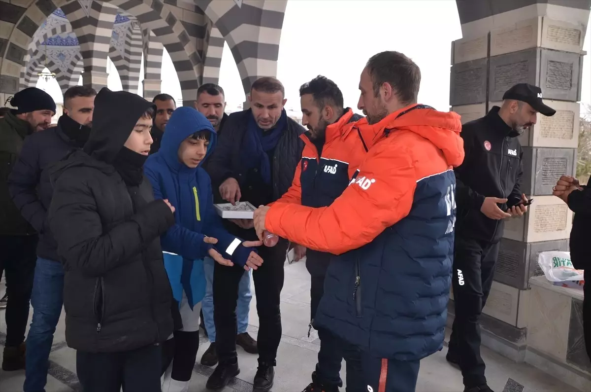 Muş'ta Deprem Şehitlerine Saygı Duruşu: Mevlit ve Sergi Etkinliği