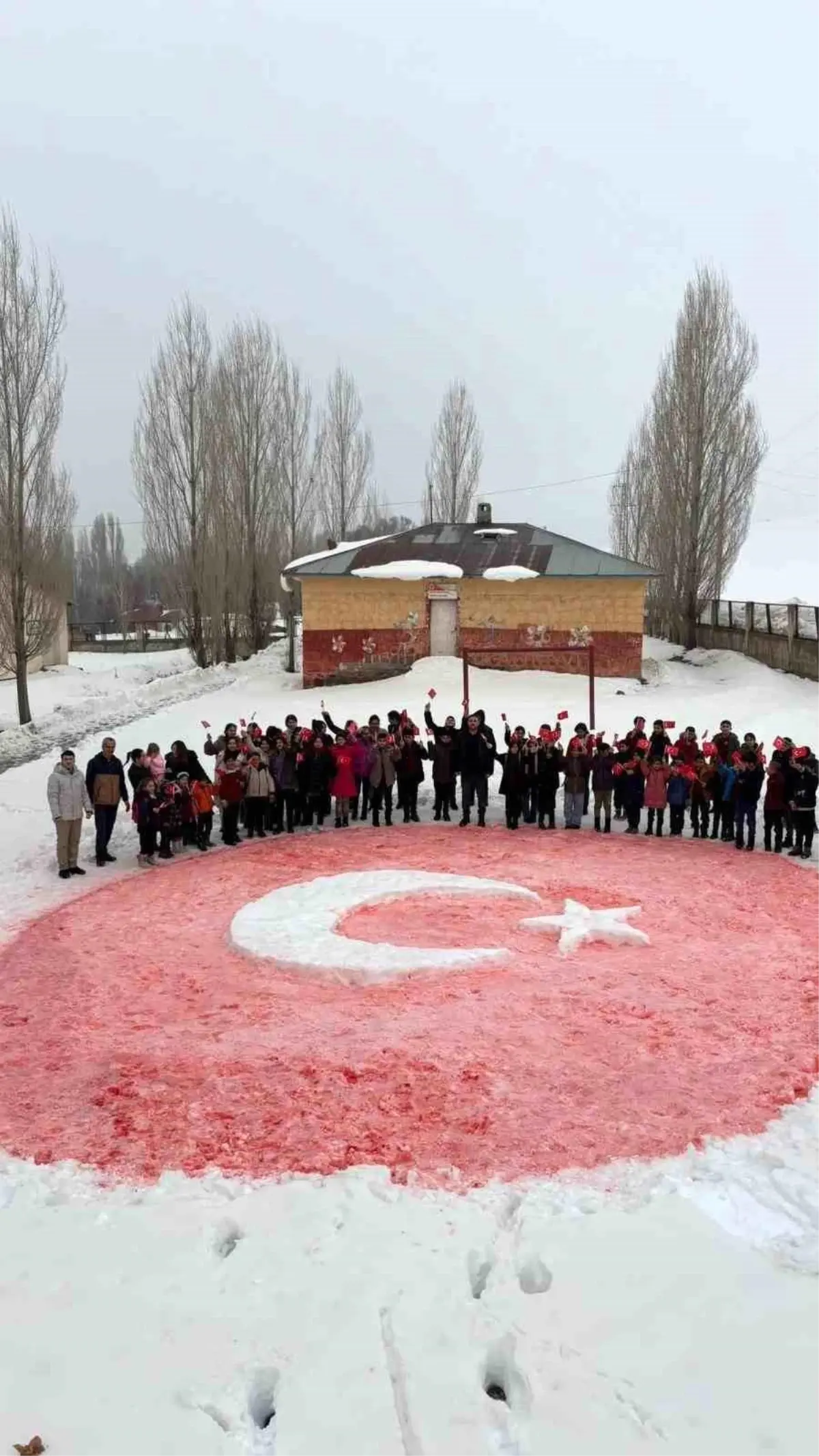 Taşlıçay’da Öğrenciler Kar Üzerine Türk Bayrağı Şekillendirdi