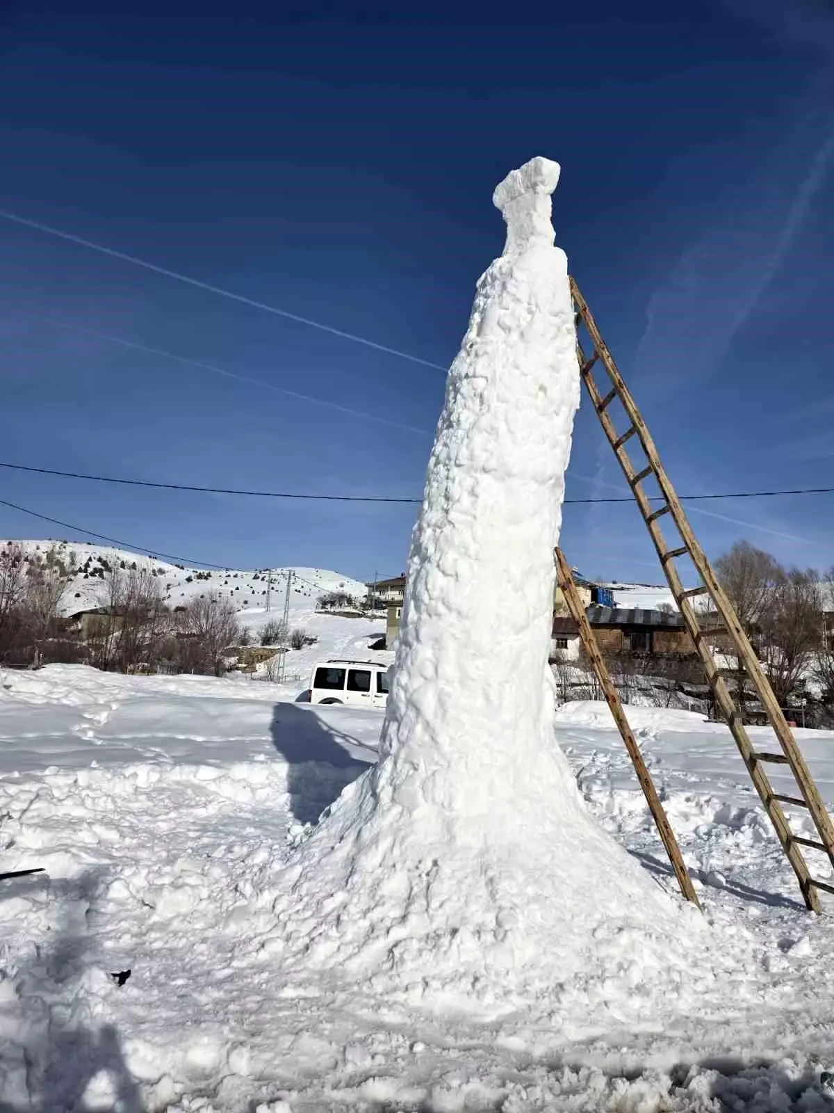 Sivas'ın Geynik Köyünde 8 Metrelik Dev Kardan Adam İnşa Edildi