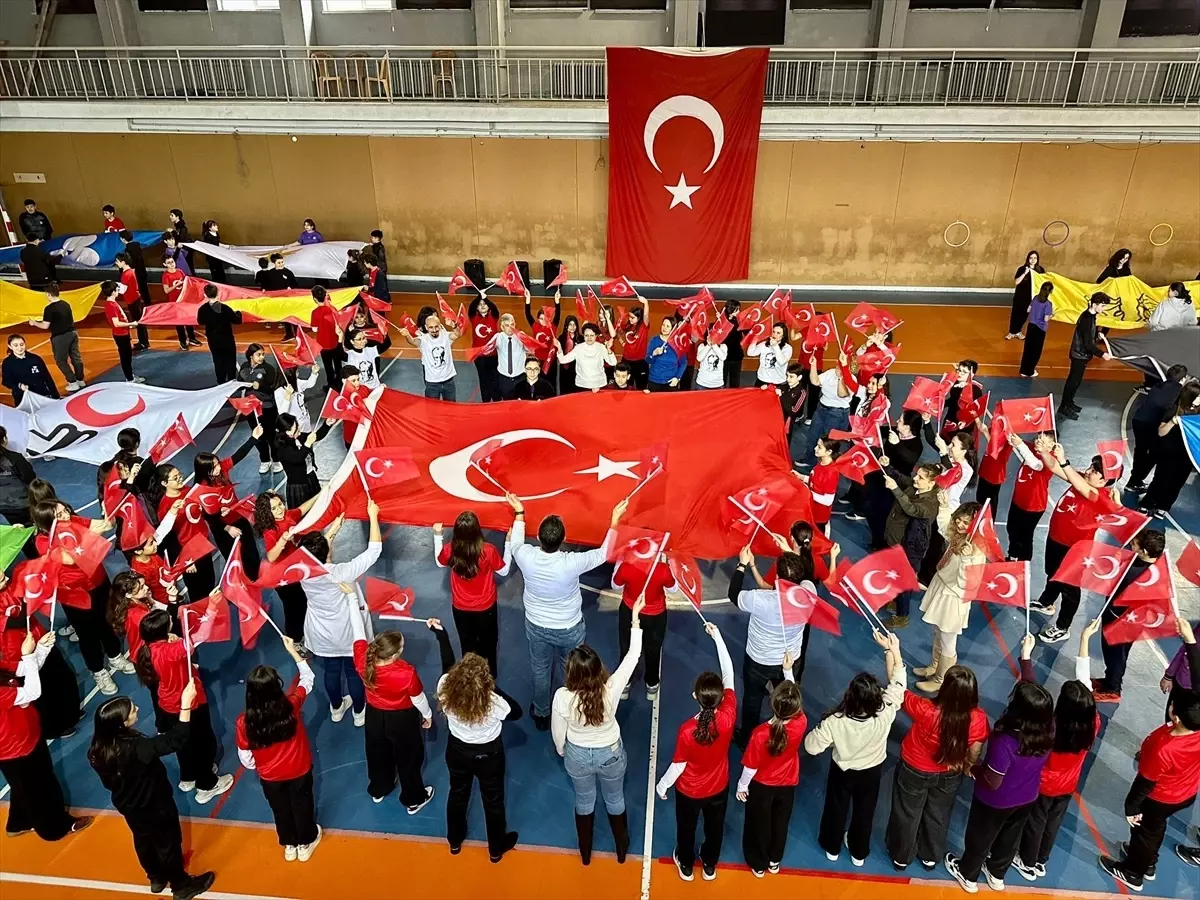 Zonguldak'ta Öğrenciler Bayrağa Saygı Etkinliğinde Zeybekle Milli Değerleri Canlandırdı