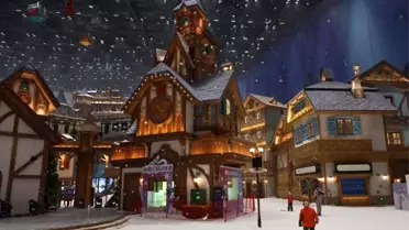 İç mekanda buz pateni sahası ve kar dekorasyonu