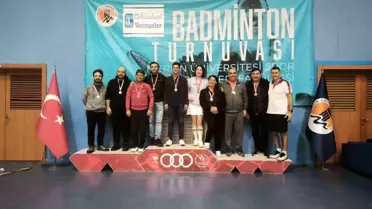 Turnuvada madalya kazanan Niğde veteran badminton oyuncuları