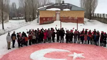 Taşlıçay’da kar üzerine şekillendirilen Türk bayrağı