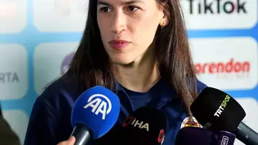 Sevgi Uzun sahada takımını dinliyor