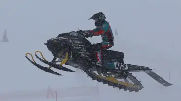 Yarış pistindeki kar motosikletleri