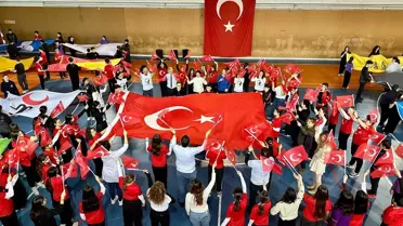 Etkinlikte öğrencilerin zeybek gösterisi