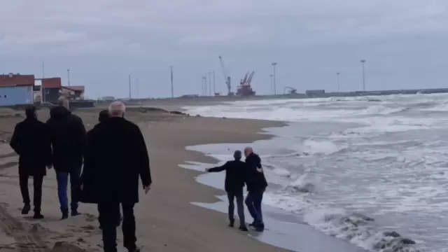 Polis ekipleri sahilde