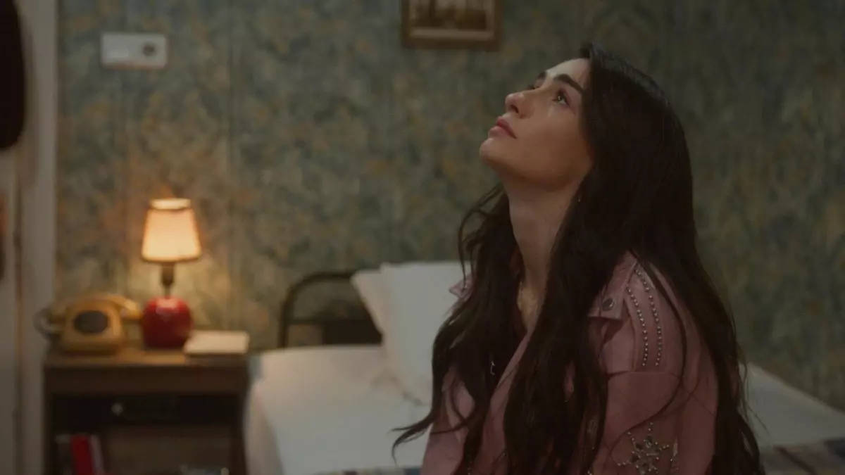 Ebru Gündeş'in 'Bende Kalacak' Klipte Duygusal Anlar: İnci Taneleri'nde İzleyicileri Etkiledi