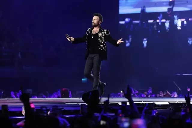 Tarkan sahnede enerjik performans