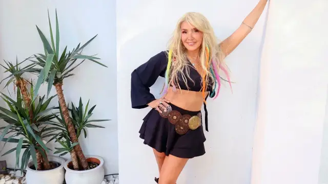 Tarkan sahnede performans sergilerken