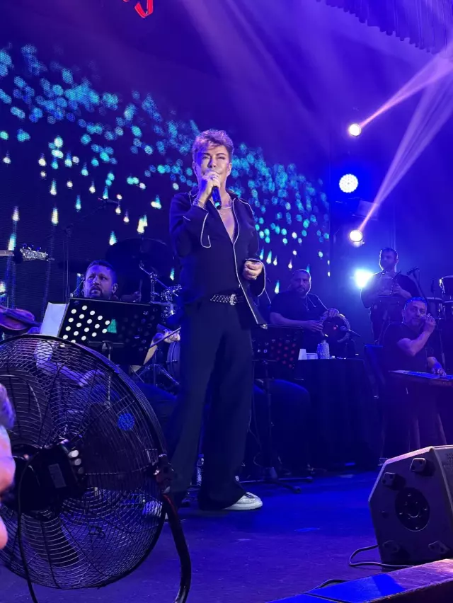 Fatih Ürek renkli sahne kostümü