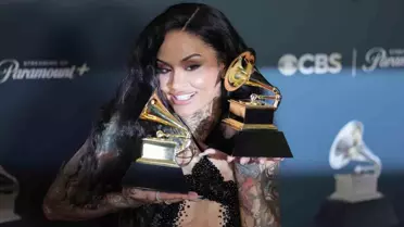 Bad Bunny sahnede Grammy ödülünü alırken