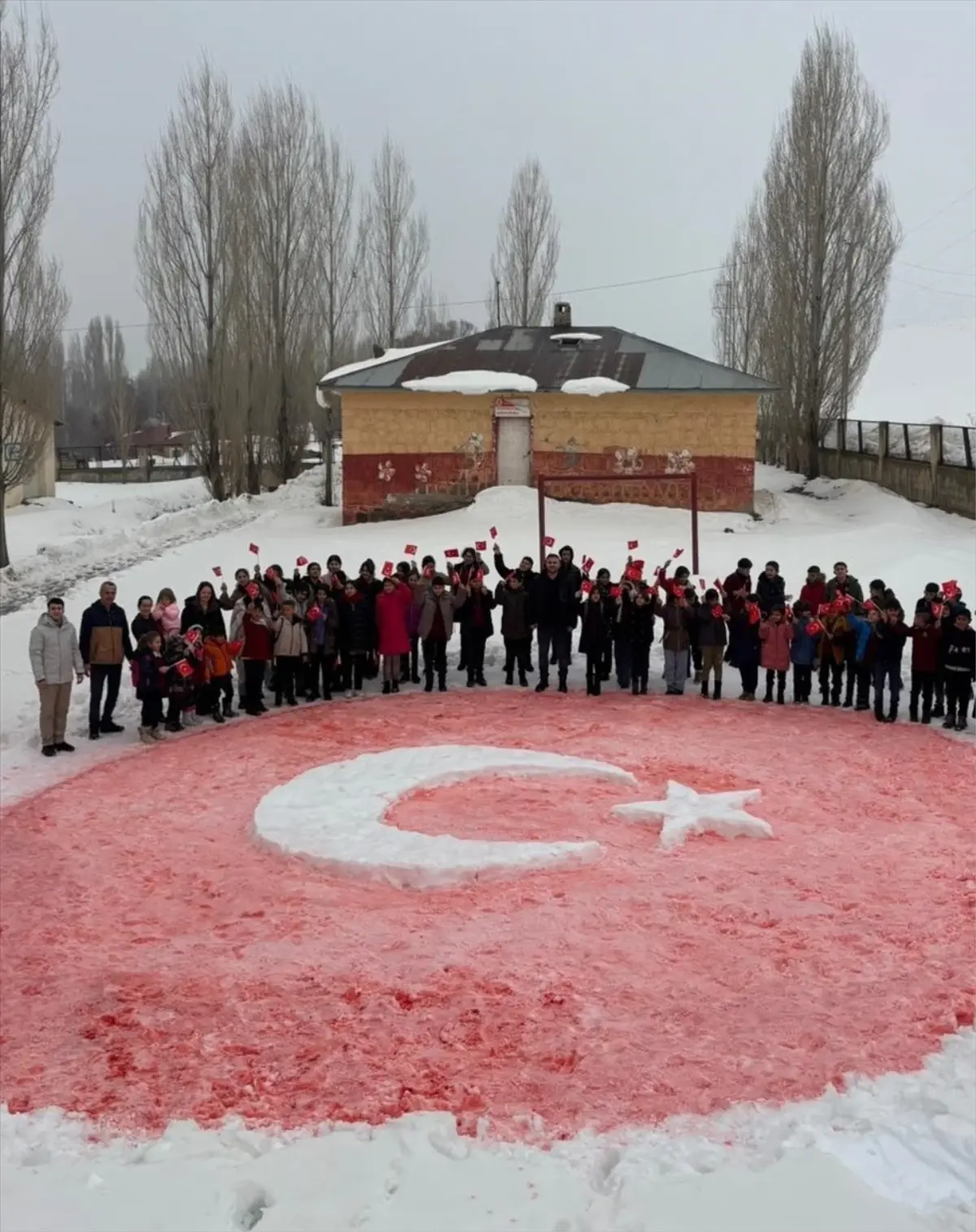 Taşlıçay'da Öğrenciler Karla Türk Bayrağı Oluşturdu