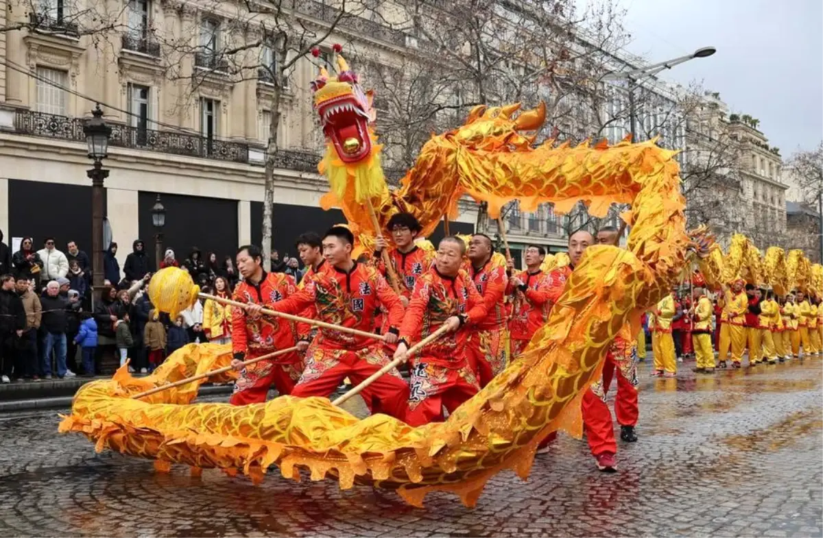 Paris’te Çin Yeni Yılı Coşkusu: Sanatçılar Geleneksel Kostümlerle Sahne Aldı