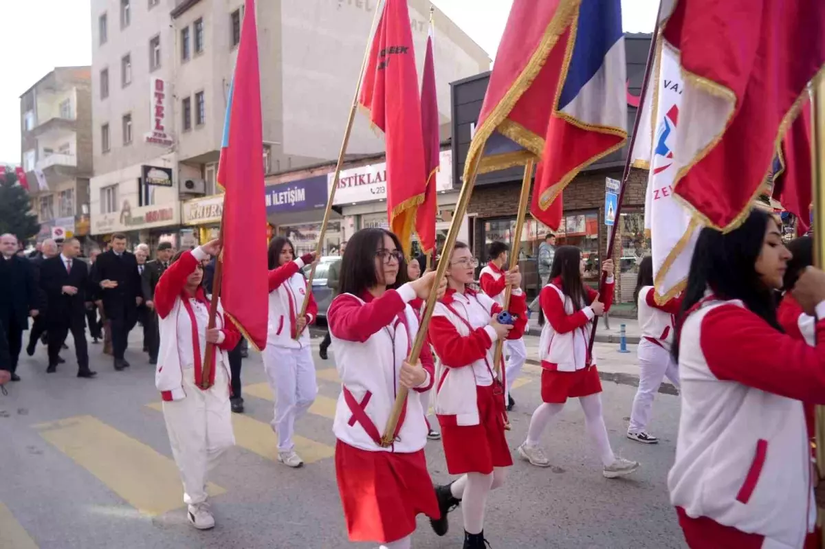 Niğde'de Atatürk'ün 92. Yılı Anıldı: Anıt Çelengi ve Sanat Sergisi