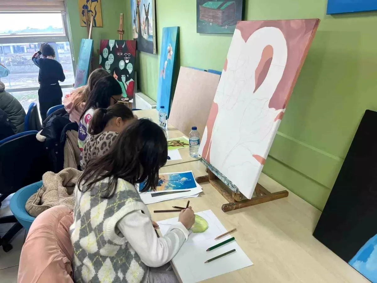 Düzce Gençlik Kış Kulübü'nde Renkli Resim Atölyesi