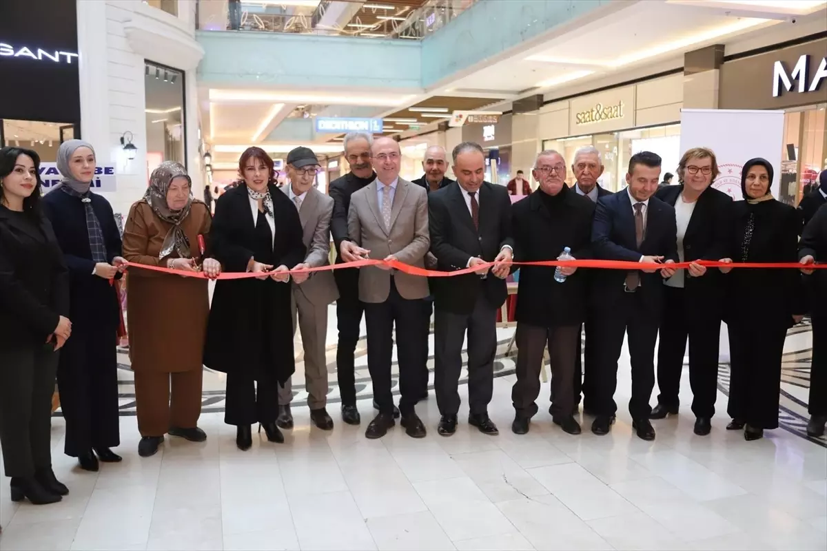 Konya Huzurevi Yaşlıları El Emeği Sanat Eserlerini Sergiliyor