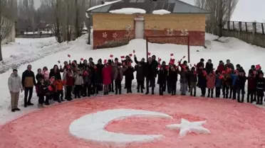 Kar üzerindeki büyük Türk bayrağı