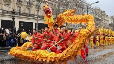 Paris'te sanatçıların geleneksel kıyafetlerle performansı