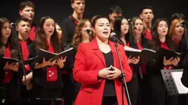 Müzikal tiyatro sahnesi ve genç oyuncular