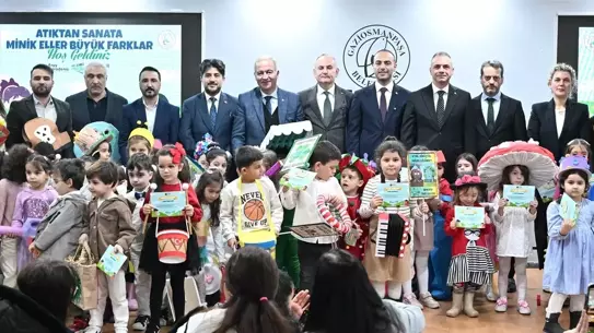 Çocukların atıklardan yaptığı renkli kıyafet ve aksesuarlar