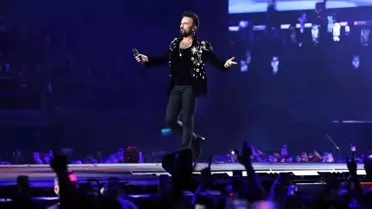 Tarkan sahnede performans sergiliyor
