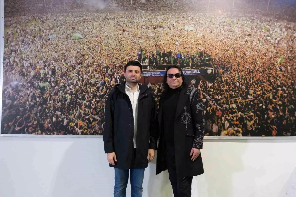 Enes Çelik taraftarlara teşekkür ederken