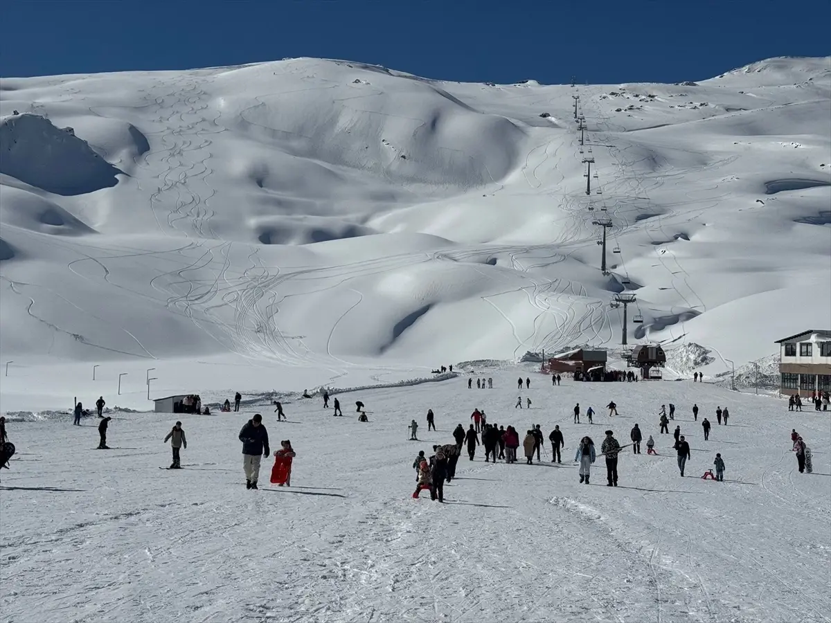 Hakkari Mergabütan Kayak Merkezi'nde Kar Kalınlığı 1,5 Metreyi Aştı, Hafta Sonu Kalabalık