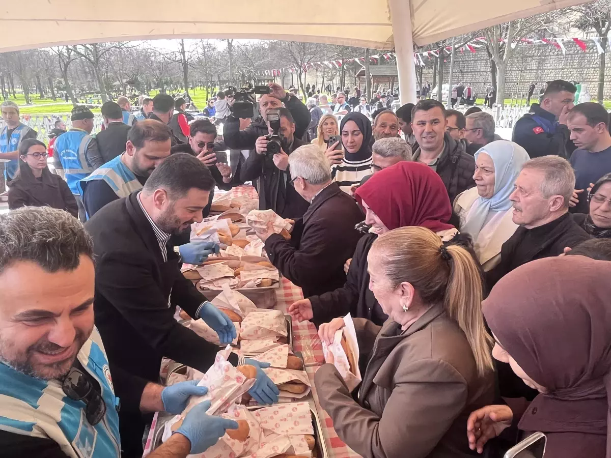 Kağıthane Belediyesi 5 Ton Sucuk Ekmekle 30 Bin Kişiyi Besledi