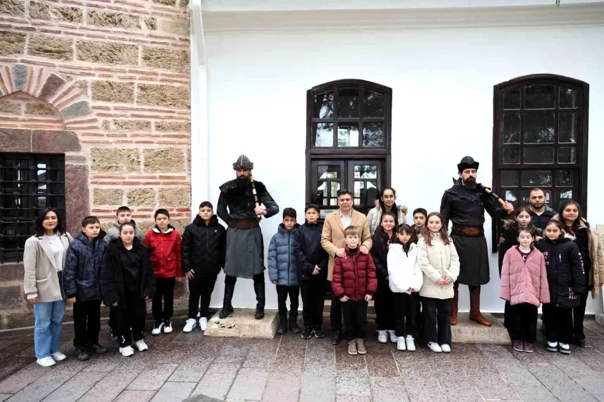 Bilecik Belediye Başkanı Ferhat Durgut, Söğüt'teki Ertuğrulgazi Türbesi'nde öğrencilere tarih dersi verdi