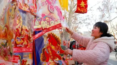 Çin'in Bahar Bayramı Sokakları Renkli Kutlamalarla Coştu