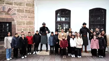 Bilecik Belediye Başkanı Ferhat Durgut, Söğüt'teki Ertuğrulgazi Türbesi'nde öğrencilere tarih dersi verdi