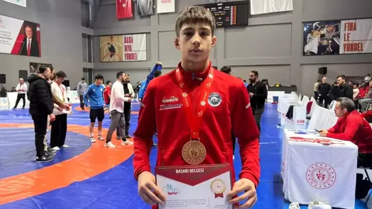 Gençler B Serbest Güreş Türkiye Şampiyonası'nda Düzce'li Mert Halil İşler Üçüncü Oldu