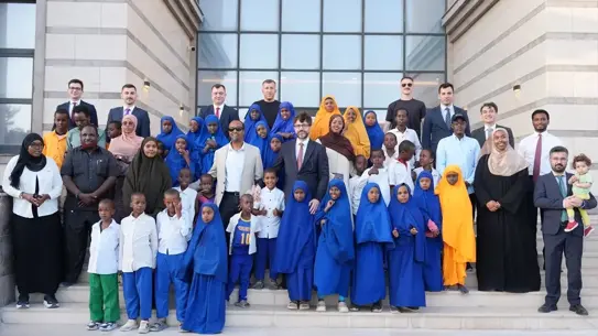 Film gösterimi sırasında çocukların fotoğrafı