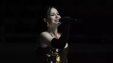 Simge Sağın, CSO Ada Ankara’da ‘Anlatasım Var’ Konserinde Coşkulu Performans Sergiledi