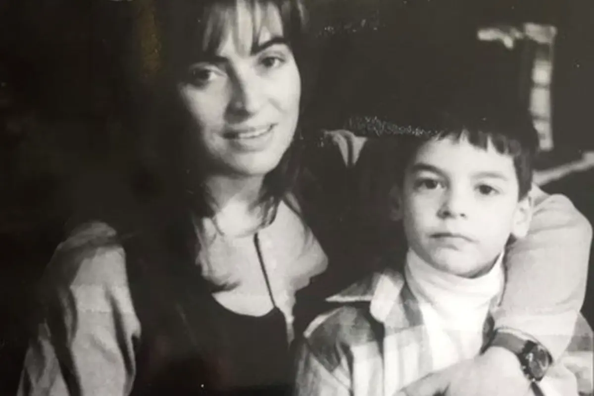 Akın Akınözü, Sevgililer Günü'nde Anne Anısına Duygusal Not Paylaştı