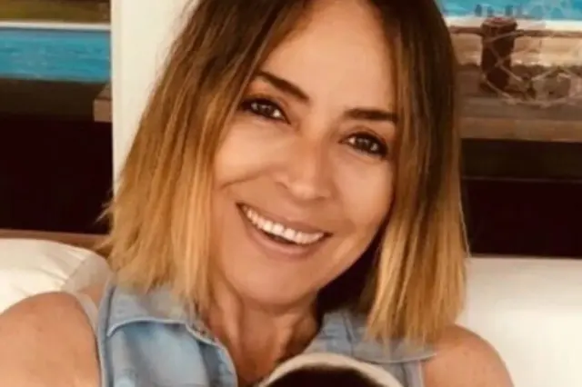 Akın Akınözü'nün annesiyle birlikte olduğu eski fotoğraf