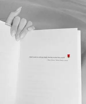 Şevval Şahin kitap okurken