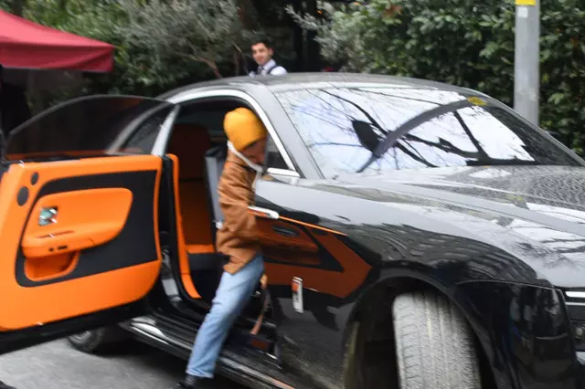 Buray'ın arabada poz verdiği fotoğraf