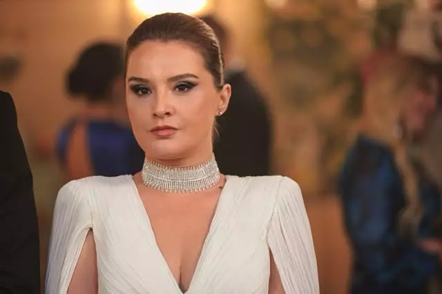 Gözde Seda Altuner yemek hazırlarken