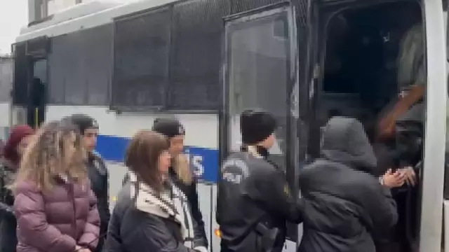 Gözaltına alınan şüphelilerin tutuklama anı