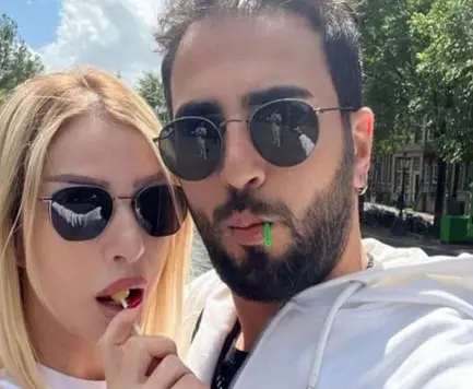 Seda Sayan sohbet ederken