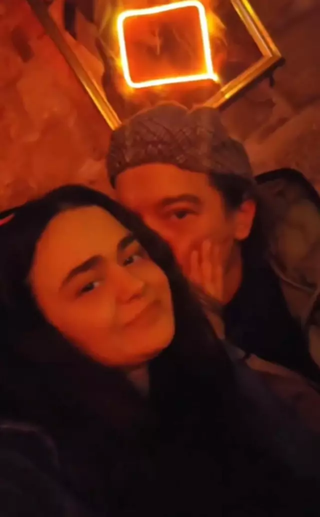 Arda Kural ve sevgilisinin birlikte yürüdüğü sahne