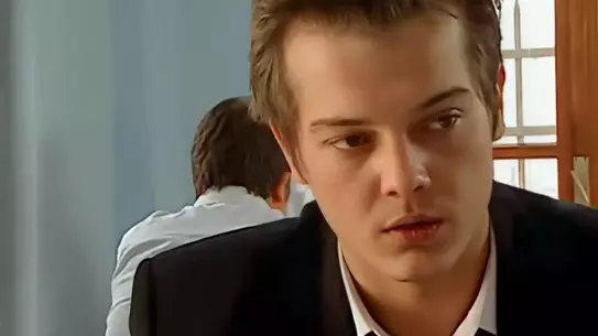 Arda Kural ve sevgilisi öpüşürken