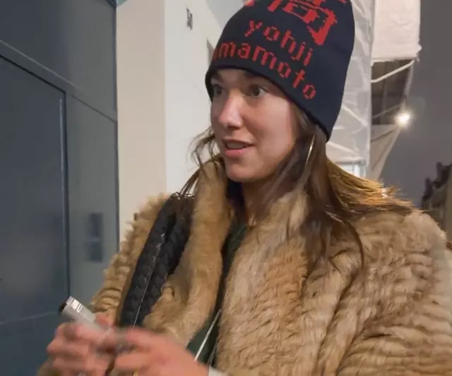 Dua Lipa doğal pozda