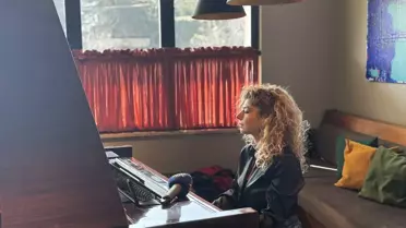 Esra Üçcan, 'Mon Coeur Gönül' Şiirini Fransızca Söylüyor