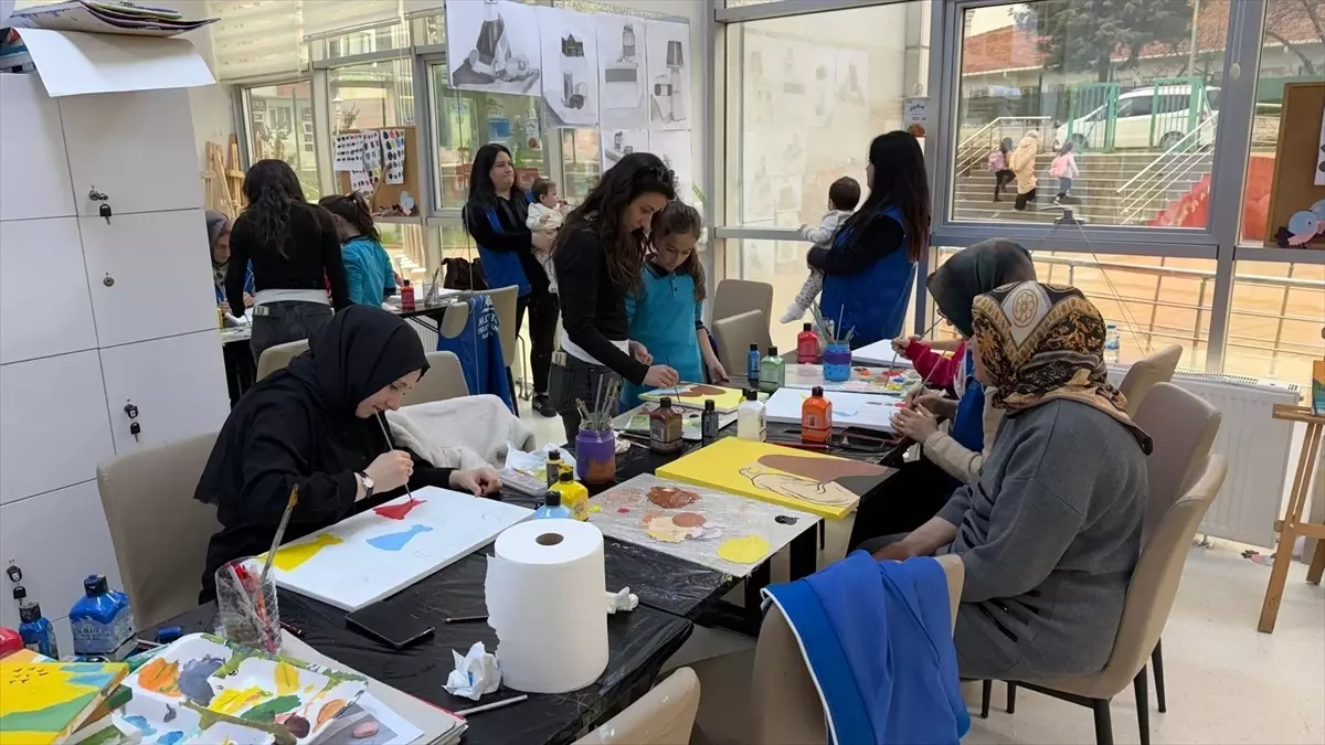 Alaçam’da anne ve kızlar birlikte boyama yapıyor