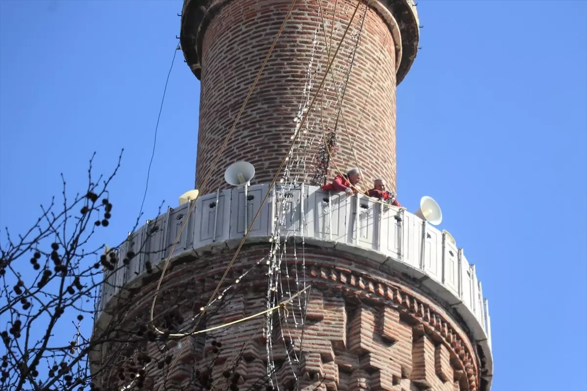 Bursa Ulu Camii'nde Ramazan Mahyası: "Kul Hakkından Sakın" Yazısı Asıldı